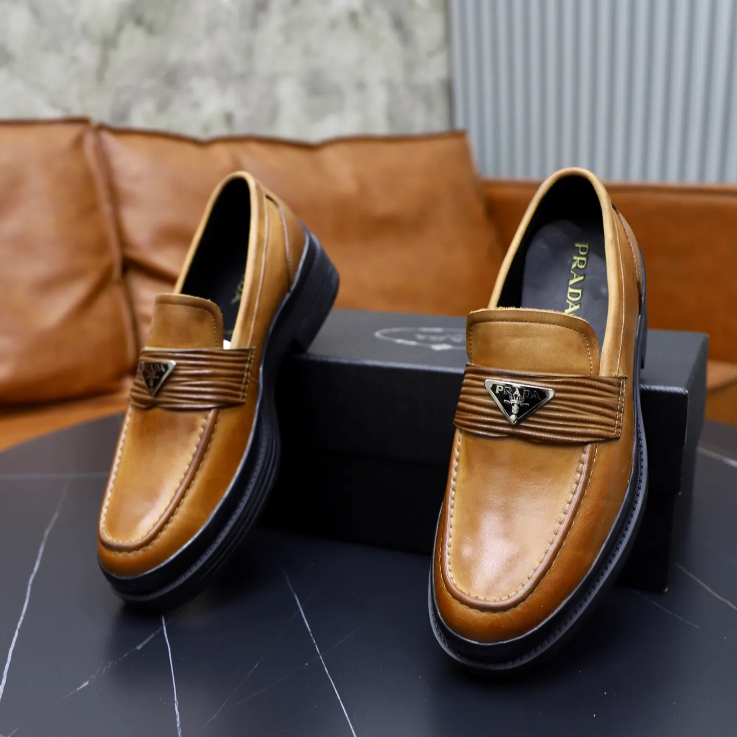 Men's shoes: 540💰🙅‍♂️🙅‍♂️🙅‍♂️ Brand: PRADA Standard code: Men's code 38-44 (45 can be customized) Grade: Same style as the official website Original order quality Material: Original cowhide surface Comfortable sheepskin lining Original outsole Style category: Men's fashionable casual leather shoes Distinguished big-name luxury elements Top luxury Color: actual picture color